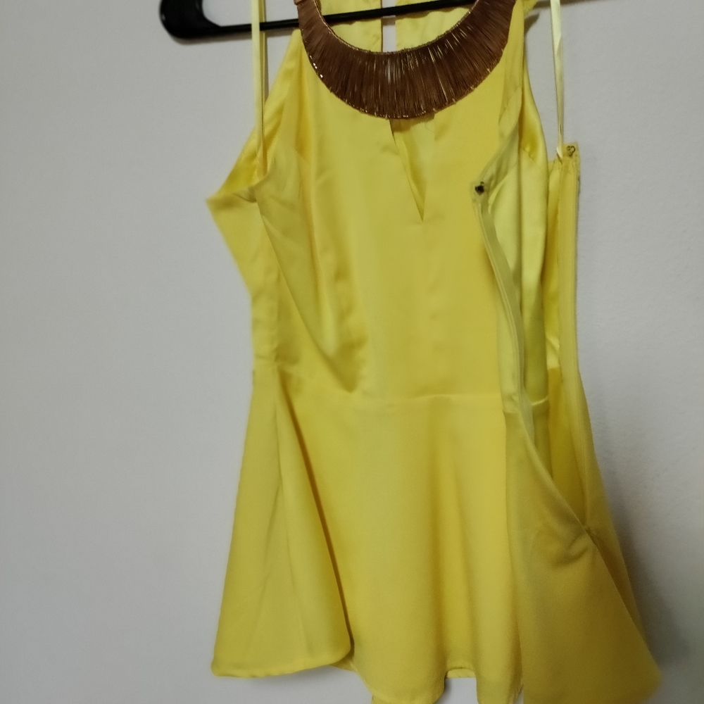 Bebe silky halter top, XS beautiful yellow w gold tone necklace